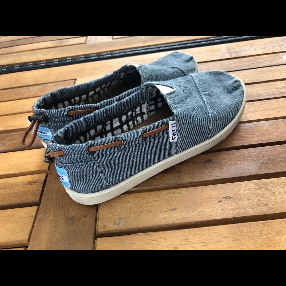 Toms youth size 2.5